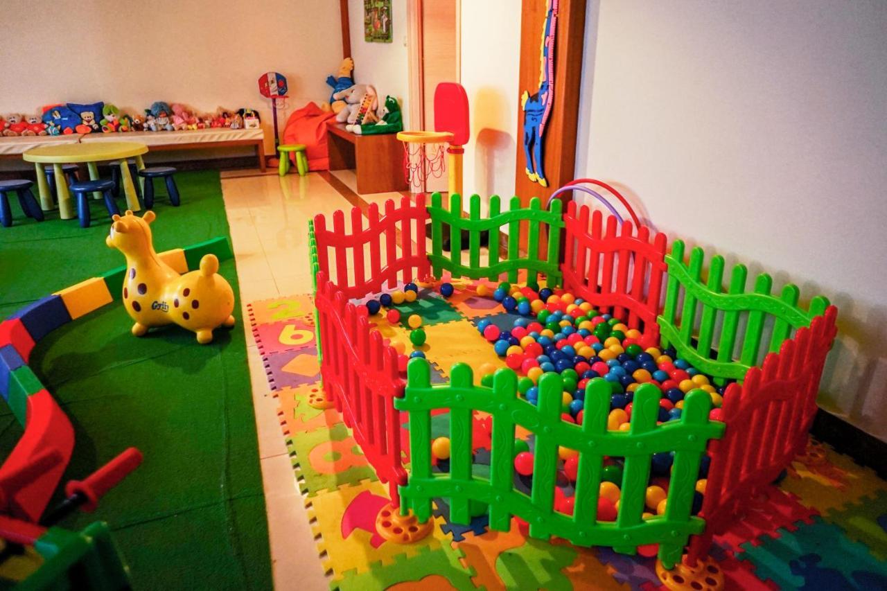 Valis Resort Hotel Волос Экстерьер фото A ball pit at a nursery school