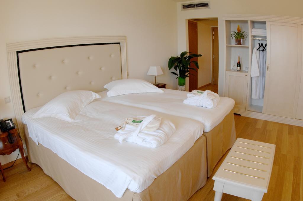 Valis Resort Hotel Волос Экстерьер фото A room at the hotel