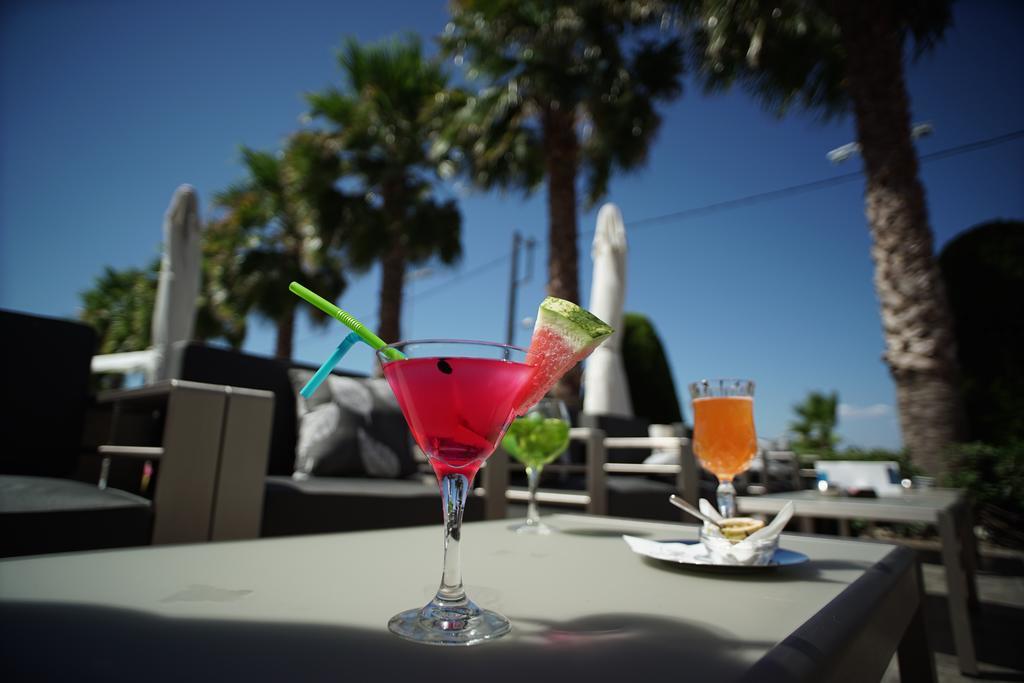 Valis Resort Hotel Волос Экстерьер фото Cocktails at a beach bar